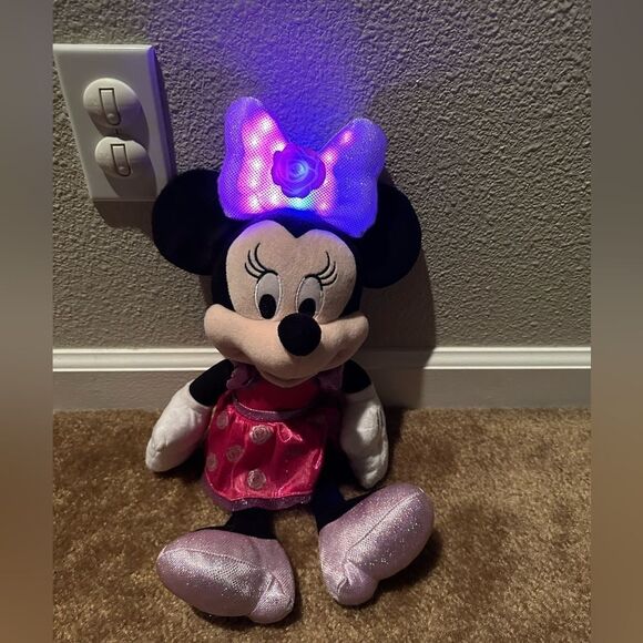 Minnie mouse is basically new stored away has batteries bow lights up/animated p - Picture 1 of 6